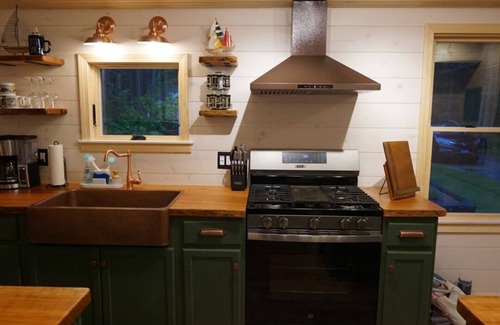 Brooklin Casa | Batten's ReTreat Cozy 2-BR Brooklin Maine waterfront cabin - WiFi, kayaks, grill