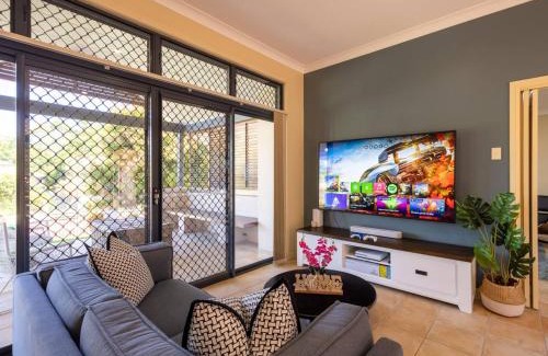 Carindale Casa | Bauhaus Design 5 Bedrooms Home at Carindale