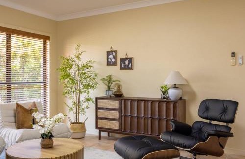 Carindale Casa | Bauhaus Design 5 Bedrooms Home at Carindale