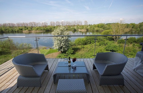 Cirencester Villa | Lakeside property with access into Spa on a nature reserve, Bauhinia House (HM73)