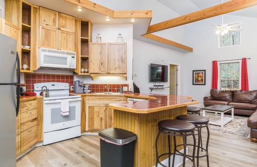 Dahlonega Casa | Bavarian Cabin - 2 Bedrooms, 8 Minutes to Dahlonega, Hot Tub, Game Room