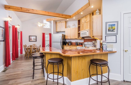 Dahlonega Casa | Bavarian Cabin - 2 Bedrooms, 8 Minutes to Dahlonega, Hot Tub, Game Room