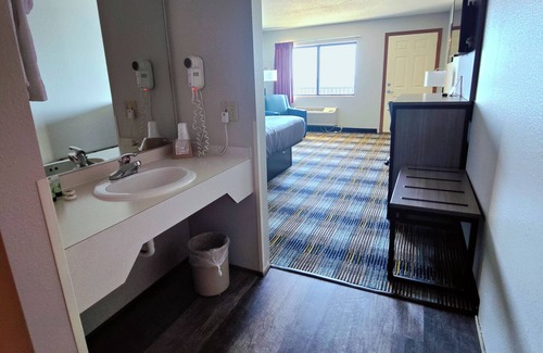 St Ignace Hotel | Bavarian Haus Lakefront Inn