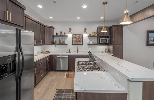 Leavenworth Condominio | Bavarian Mountain Suite 2 Bedroom Condo by NW Comfy Cabins by RedAwning