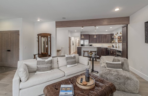 Leavenworth Condominio | Bavarian Mountain Suite 2 Bedroom Condo by NW Comfy Cabins by RedAwning