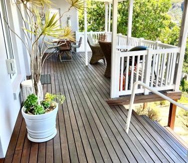 Simon's Town Apartamento | Bay Beach Vista-Two Suites with Deck and Sea views