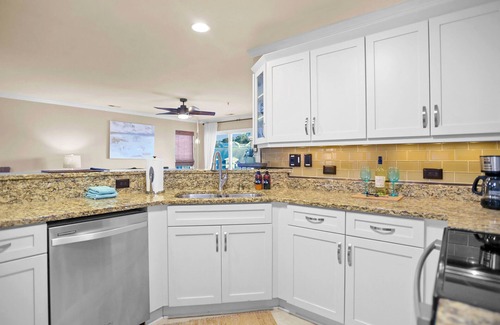 Cornelius Condominio | Bay Breeze by SoCharm | Luxurious Waterfront Condo