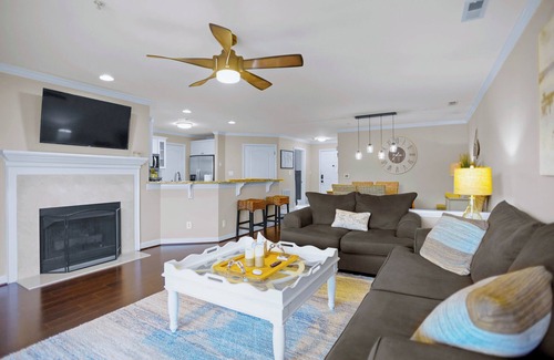 Cornelius Condominio | Bay Breeze by SoCharm | Luxurious Waterfront Condo