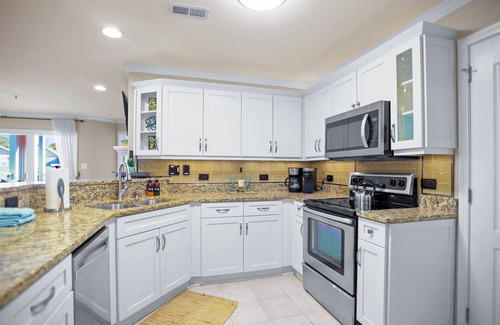 Cornelius Condominio | Bay Breeze by SoCharm | Luxurious Waterfront Condo