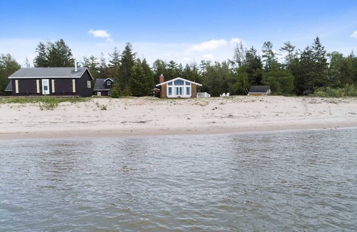Carp Lake Cabaña | Nuevo listado en el lago Michigan frente a la playa