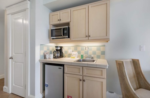 Villa Lago Condominio | Bay-Facing Studio Gem with Private Balcony and King Bed - Accommodates up to 4 Guests for a Spectacular Stay at Sandestin Golf and Beach Resort!