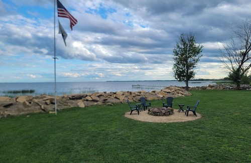 Oconto Casa | Just 30 minutes to Green Bay for NFL Draft! Bay front property. Family friendly!