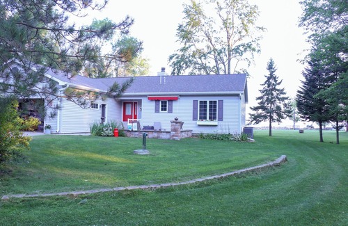 Oconto Casa | Just 30 minutes to Green Bay for NFL Draft! Bay front property. Family friendly!