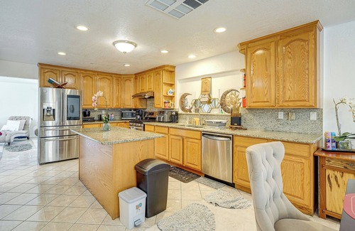 Hercules Casa | Bay & Hill Views: Modern Hercules Home