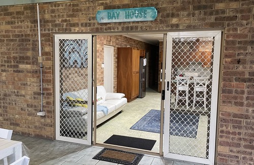 Stanage Casa | “Bay House” on the beach at Stanage Bay, with air-con & boat parking