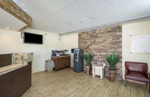 Bearss Plaza Hotel | Bay Inn On Busch