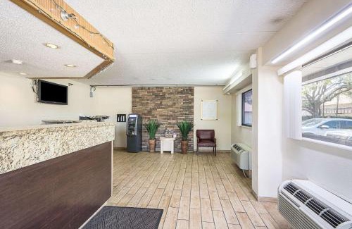 Bearss Plaza Hotel | Bay Inn On Busch