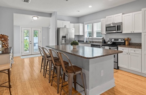 Palma Ceia Casa | Bay to Bay Sanctuary - Charming South Tampa Craftsman Home Near Bayshore