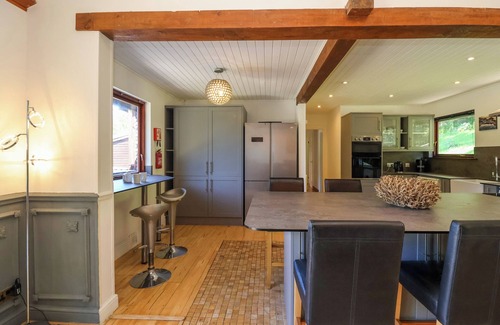 Watermouth Cabaña | BAY TREE LODGE 35, pet friendly, with hot tub in Berrynarbor