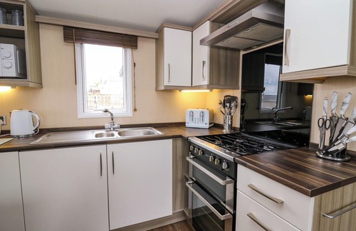 Llanllwchaiarn Cabaña | BAY VIEW (27), pet friendly, with pool in Cross Inn