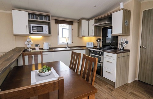 Llanllwchaiarn Cabaña | BAY VIEW (27), pet friendly, with pool in Cross Inn