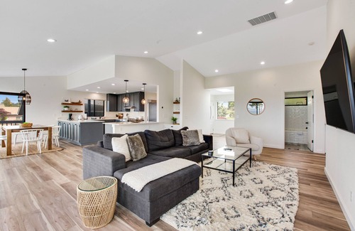Coupeville Casa | Bay View Gem with Fast WiFi, Deck, Enclosed Yard, & Dogs OK