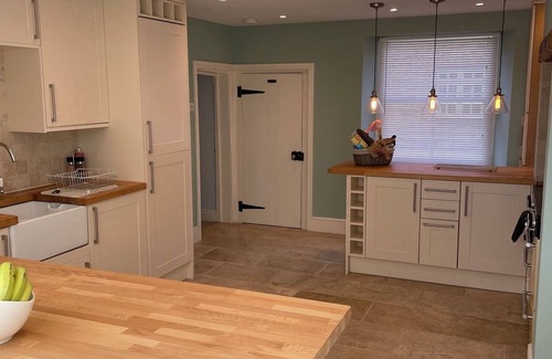 Sewerby Casa | Bay View House, Luxury Coastal Retreat, Sea Views , Hot Tub and Private Parking
