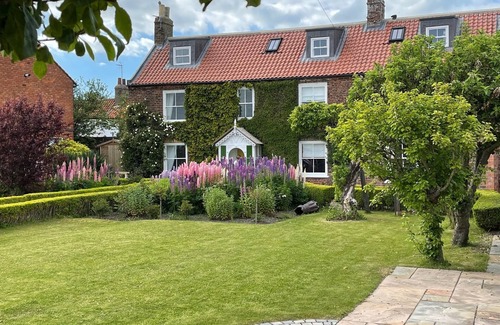 Sewerby Casa | Bay View House, Luxury Coastal Retreat, Sea Views , Hot Tub and Private Parking