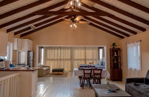 Half Moon Bay Apartamento | Million Dollar view / hotel suite / Roatan Island / Beach front / West End