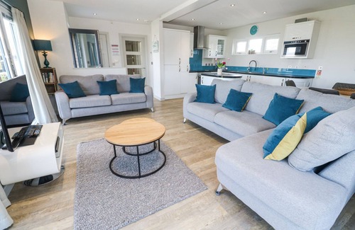 Portreath Cabaña | BAY VIEW, pet friendly, with pool in Portreath