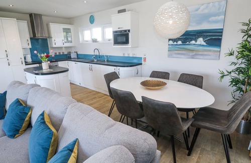Portreath Cabaña | BAY VIEW, pet friendly, with pool in Portreath