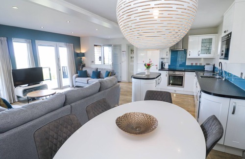 Portreath Cabaña | BAY VIEW, pet friendly, with pool in Portreath