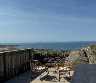 Llanfair Cabina | Bay View shepherds hut with hot tub