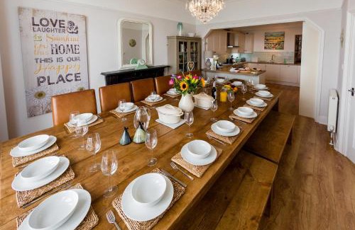 Criccieth Casa | Bay View, Sleeps 18, 7 Bedrooms, 7 Bathrooms, Seafront, Criccieth