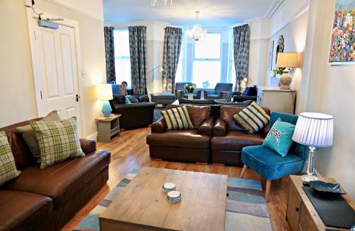 Criccieth Casa | Bay View, Sleeps 18, 7 Bedrooms, 7 Bathrooms, Seafront, Criccieth