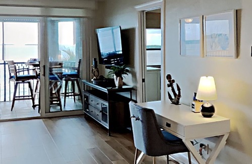 Punta Rassa Condominio | Bay View Tower #233 SPACIOUS 2 BED CONDO WITH SUNSET & BEACH VIEWS FROM PRIVATE LANAI