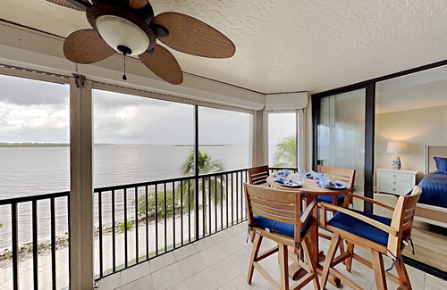 Punta Rassa Condominio | Bay View Tower #233 SPACIOUS 2 BED CONDO WITH SUNSET & BEACH VIEWS FROM PRIVATE LANAI