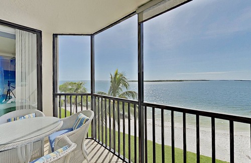 Punta Rassa Condominio | Bay View Tower #235 AMAZING SANIBEL SUNSETS 2 BED CONDO WITH PRIVATE LANAI