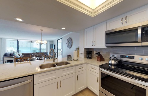 Punta Rassa Condominio | Bay View Tower #531 FABULOUS 2 BED CORNER UNIT WITH EXPANSIVE WATER VIEWS
