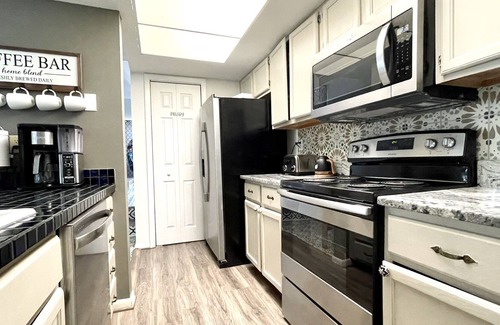 Northeast Virginia Beach Condominio | Bay Views Easy Beach Access