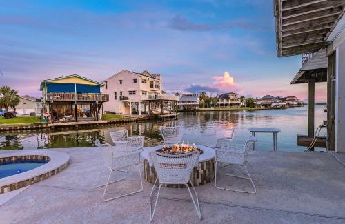 Jamaica Beach Casa | Bay Views Family & Pet Friendly Steps to Beach