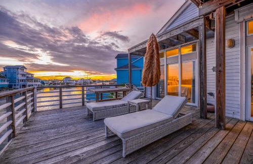 Jamaica Beach Casa | Bay Views Family & Pet Friendly Steps to Beach