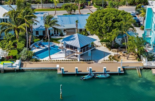Toll Gate Shores Casa | Bay Views, Spa, Pool, Tiki Hut, The Perfect Islamorada Getaway!