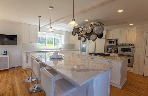 Sagaponack Casa | Bay Views, Well Landscaped Gardens, Close to Beach