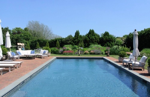 Sagaponack Casa | Bay Views, Well Landscaped Gardens, Close to Beach
