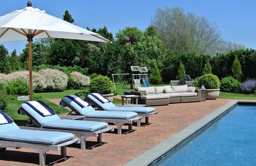 Sagaponack Casa | Nuevo listado: Elegante, brillante, 5 baños, piscina, cerca del océano y la ciudad