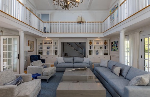 Sagaponack Casa | Nuevo listado: Elegante, brillante, 5 baños, piscina, cerca del océano y la ciudad