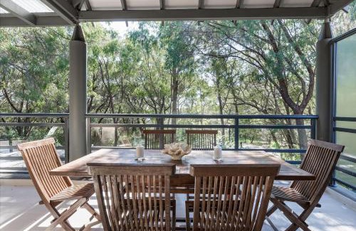 Broadwater Casa | Baydream Believer - Lush Beachfront Resort Escape