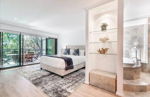 Broadwater Casa | Baydream Believer - Lush Beachfront Resort Escape