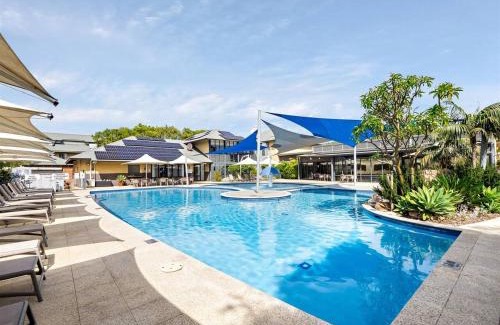 Broadwater Casa | Baydream Believer - Lush Beachfront Resort Escape